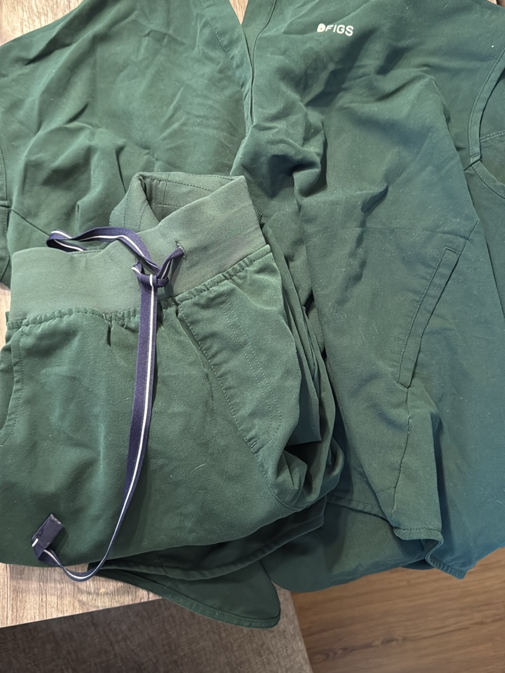 FIGS Women’s Deep Green Jogger Scrub Set